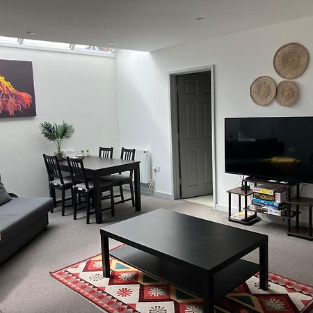 Lancing Apartments - Spacious 2 Bed - Sleeps 6 - Burnham Village سلوف المظهر الخارجي الصورة