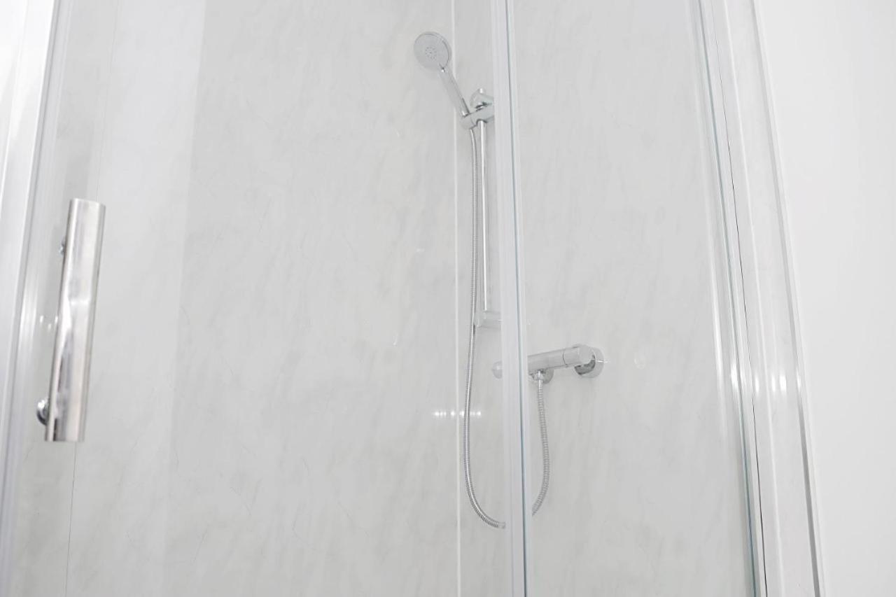 Lancing Apartments - Spacious 2 Bed - Sleeps 6 - Burnham Village سلوف المظهر الخارجي الصورة