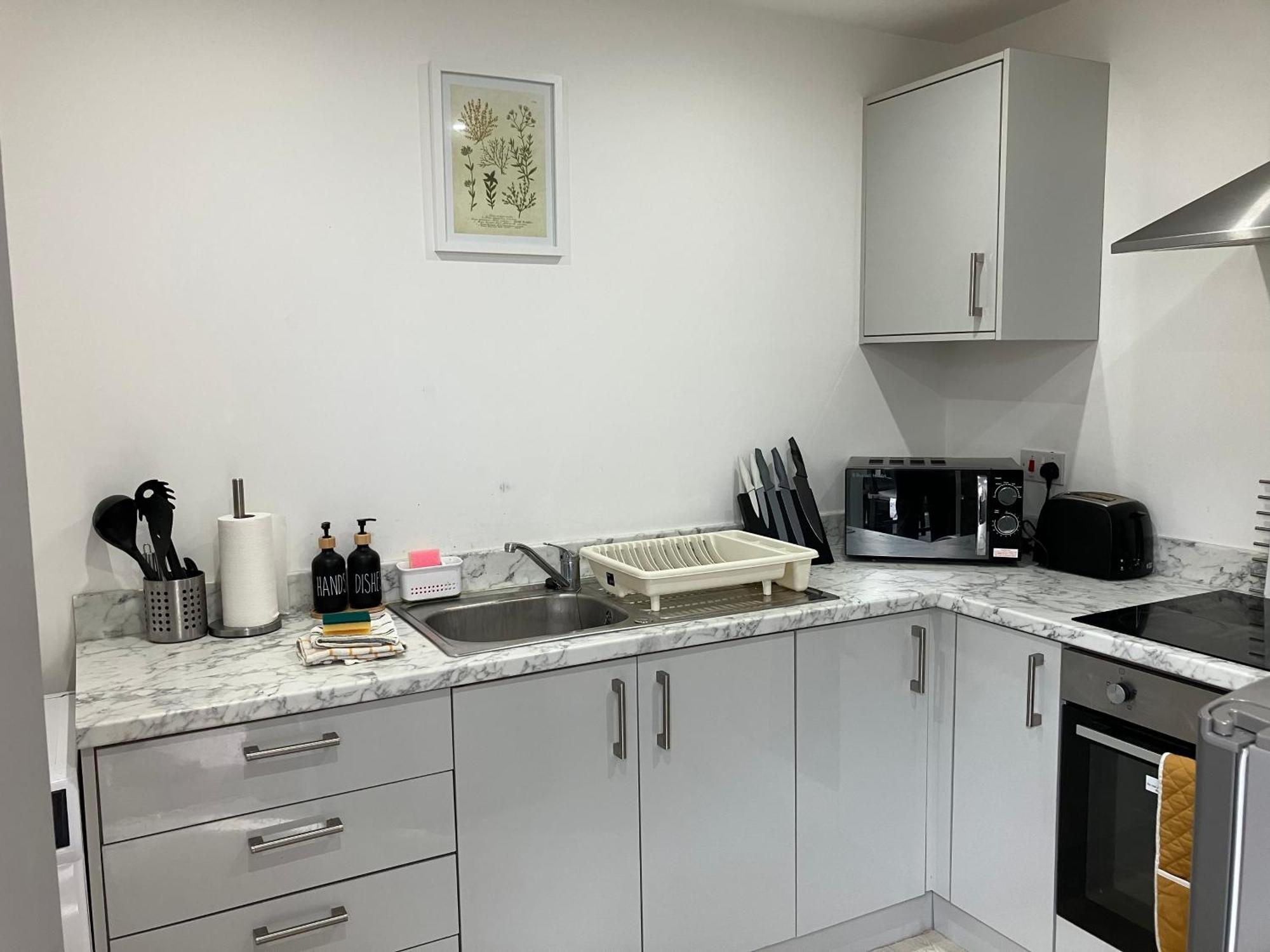 Lancing Apartments - Spacious 2 Bed - Sleeps 6 - Burnham Village سلوف المظهر الخارجي الصورة