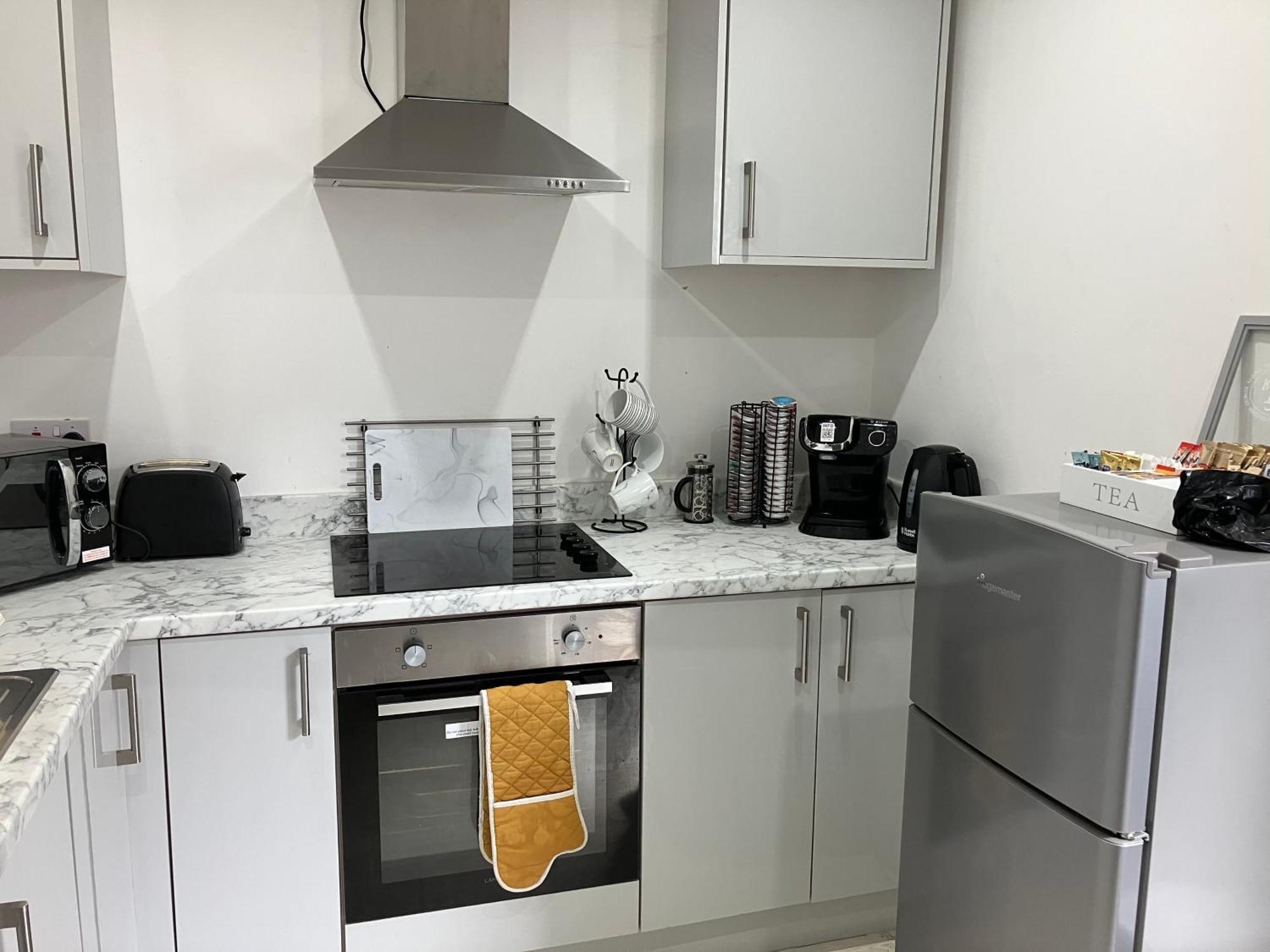 Lancing Apartments - Spacious 2 Bed - Sleeps 6 - Burnham Village سلوف المظهر الخارجي الصورة